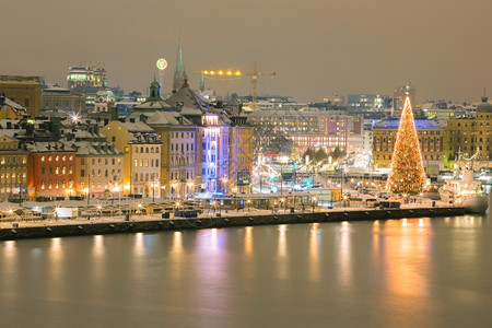 斯德哥尔摩夜间天线城市风景的空中视图图片