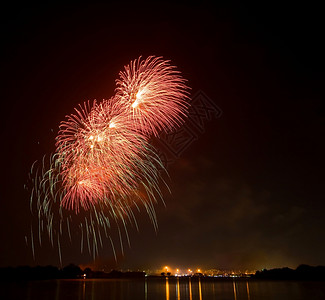 泰国King生日节和的红烟花在湖边图片