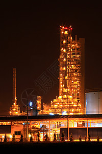 石油化工炼厂的风采在夜间闪亮垂直闭合图片