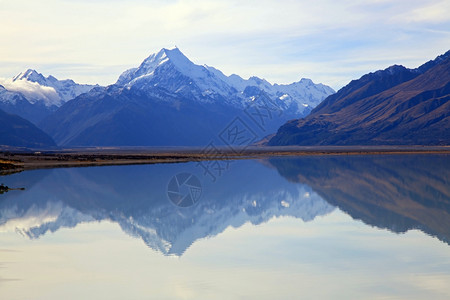 在新西兰Pukaki湖的烹饪山反射图片