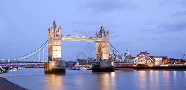 英国伦敦黄昏时塔桥全景图片