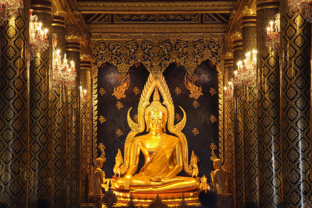 金色艺术吊灯在泰国菲沙努卢克寺庙的金佛像背景