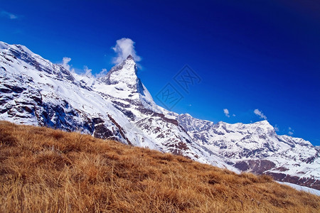 位于瑞士Gornergrat的干草地马特霍恩峰貌景观侧面展望背景图片