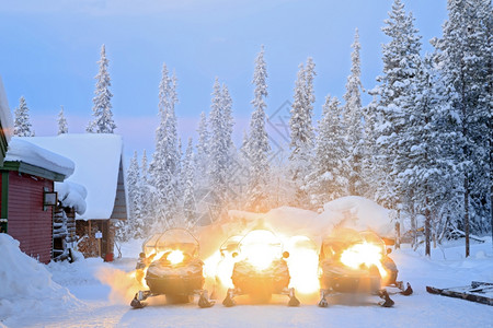瑞典基律纳雪上停车的高清图片