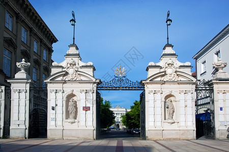 波兰华沙大学主入口背景图片