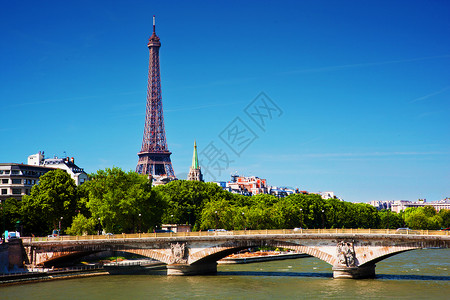 法国巴黎塞纳河上的艾菲尔铁塔和桥高清图片