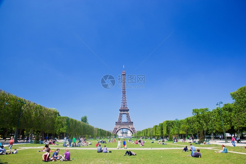 2013年6月7日在法国巴黎埃菲尔铁塔旁的PARISJUNE7旅游者与当地民众利用SampdeMars的夏日天气图片