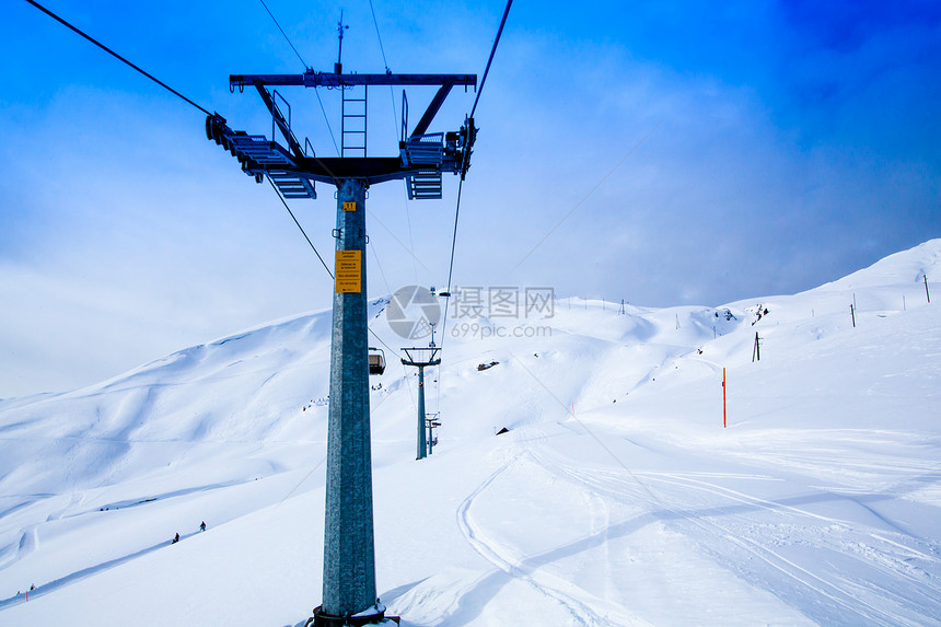 在滑雪度假胜地抬到山顶图片