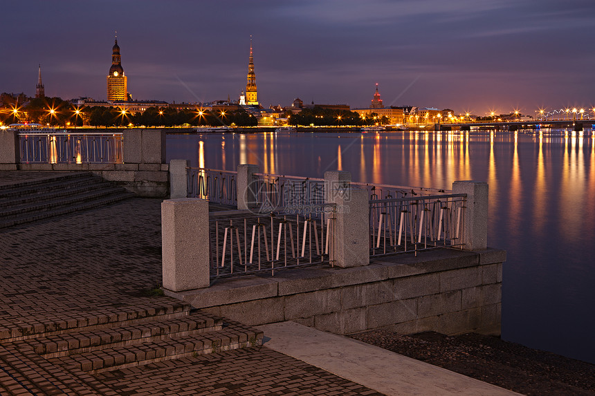 夜间里加市风景拉脱维亚图片