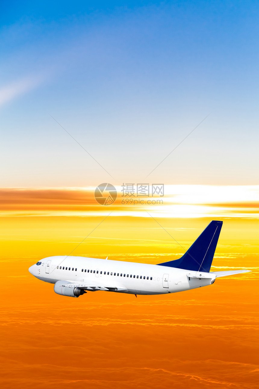 天空日落时分的客机图片