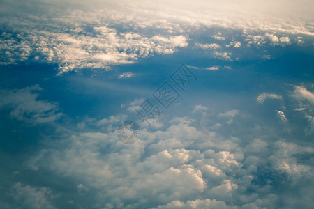 一朵朵白云在天空中飘动图片