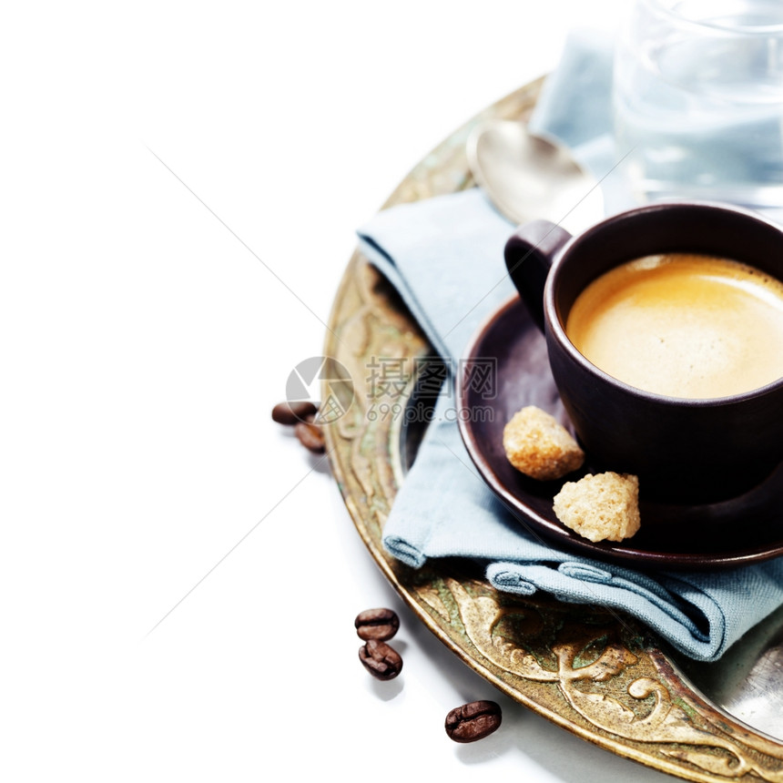 新鲜咖啡牛奶水和白糖的托盘图片