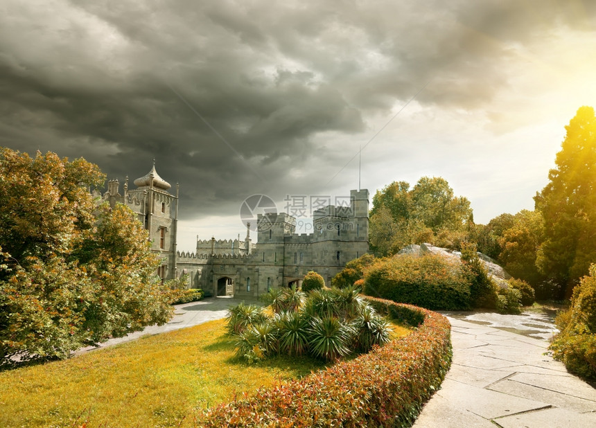 秋天花园的石城堡图片