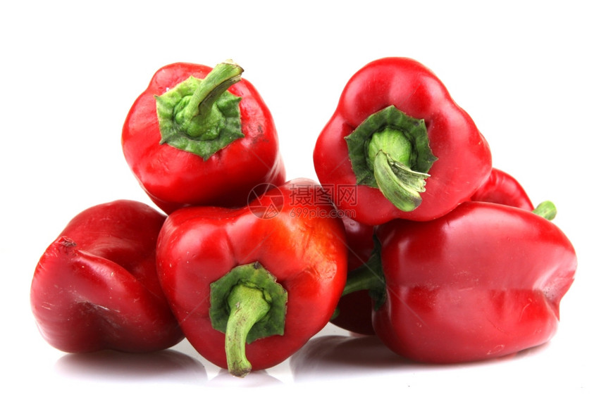 白色背景上的红辣椒图片