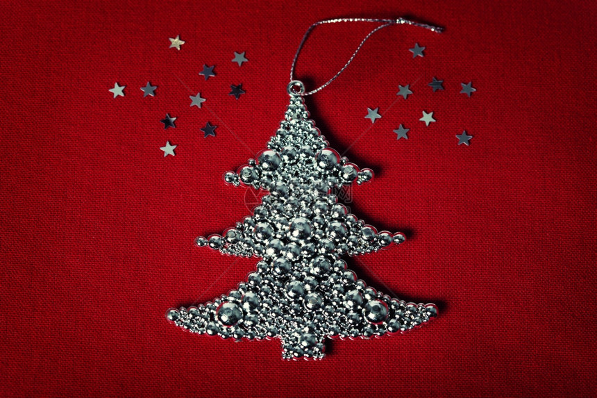 织布背景上的金属圣诞树图片