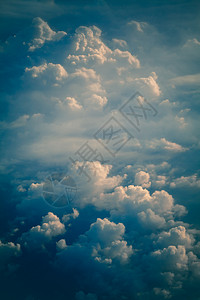 一朵朵白云在天空中飘动图片