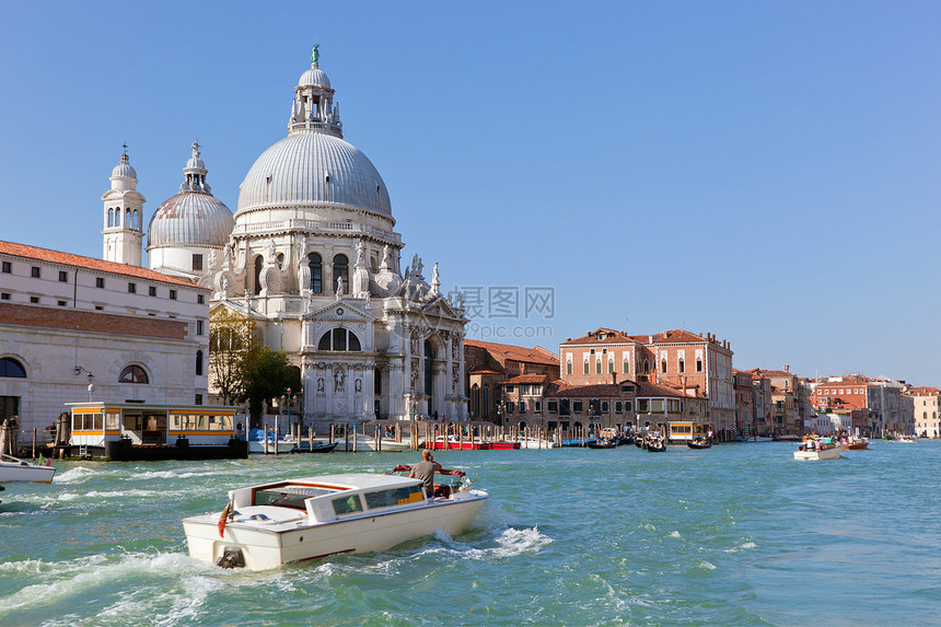 威尼斯意大利巴西亚圣玛丽德拉萨鲁特和大运河老威尼斯建筑阳光明日的船图片