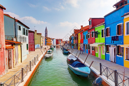 意大利威尼斯附近的布拉诺岛富含多彩的房屋和运河图片