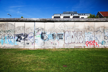 写着涂鸦的柏林墙纪念碑图片