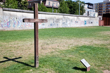 写着涂鸦和交叉纪念分裂的柏林墙纪念碑图片