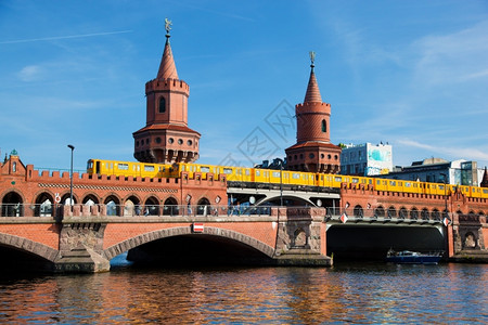 德国柏林的奥伯鲍姆桥德国奥伯伦布鲁克桥和斯普里河高清图片