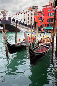 意大利威尼斯Rialto桥附近的Gondolas图片