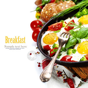 用新鲜蔬菜加白健康早餐或素食概念的炒鸡蛋图片