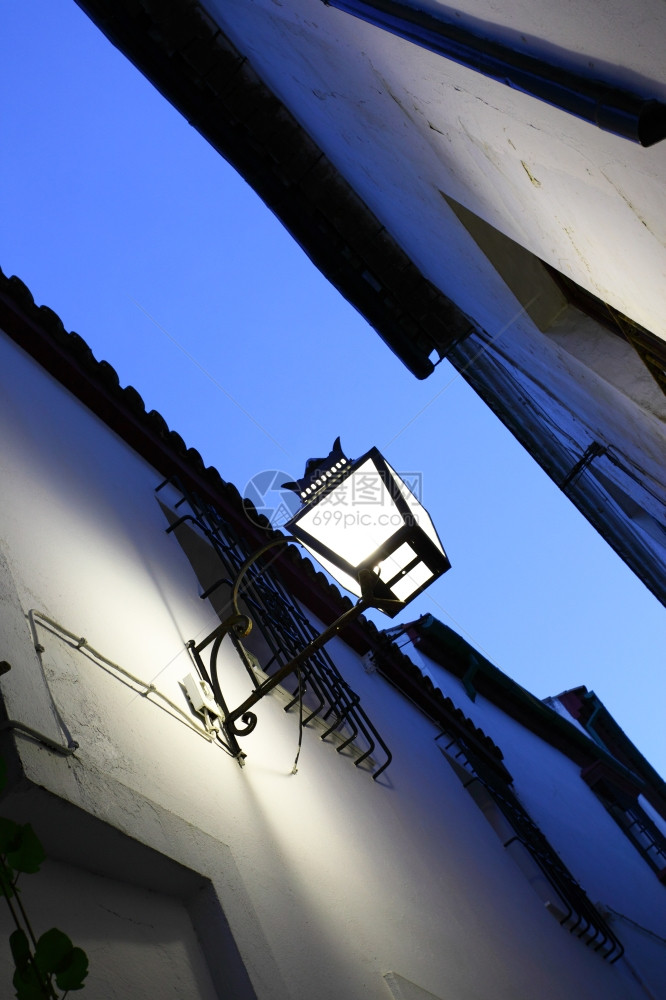 西班牙科尔多瓦狭窄街道的绿灯图片