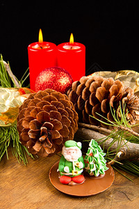 圣诞节蜡烛和松果图片