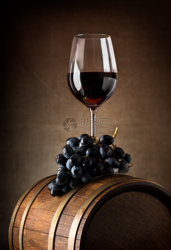 配木桶和葡萄的酒杯图片