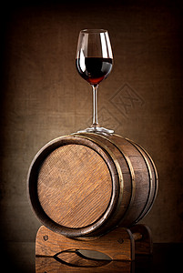 红酒和用木桶装玻璃图片