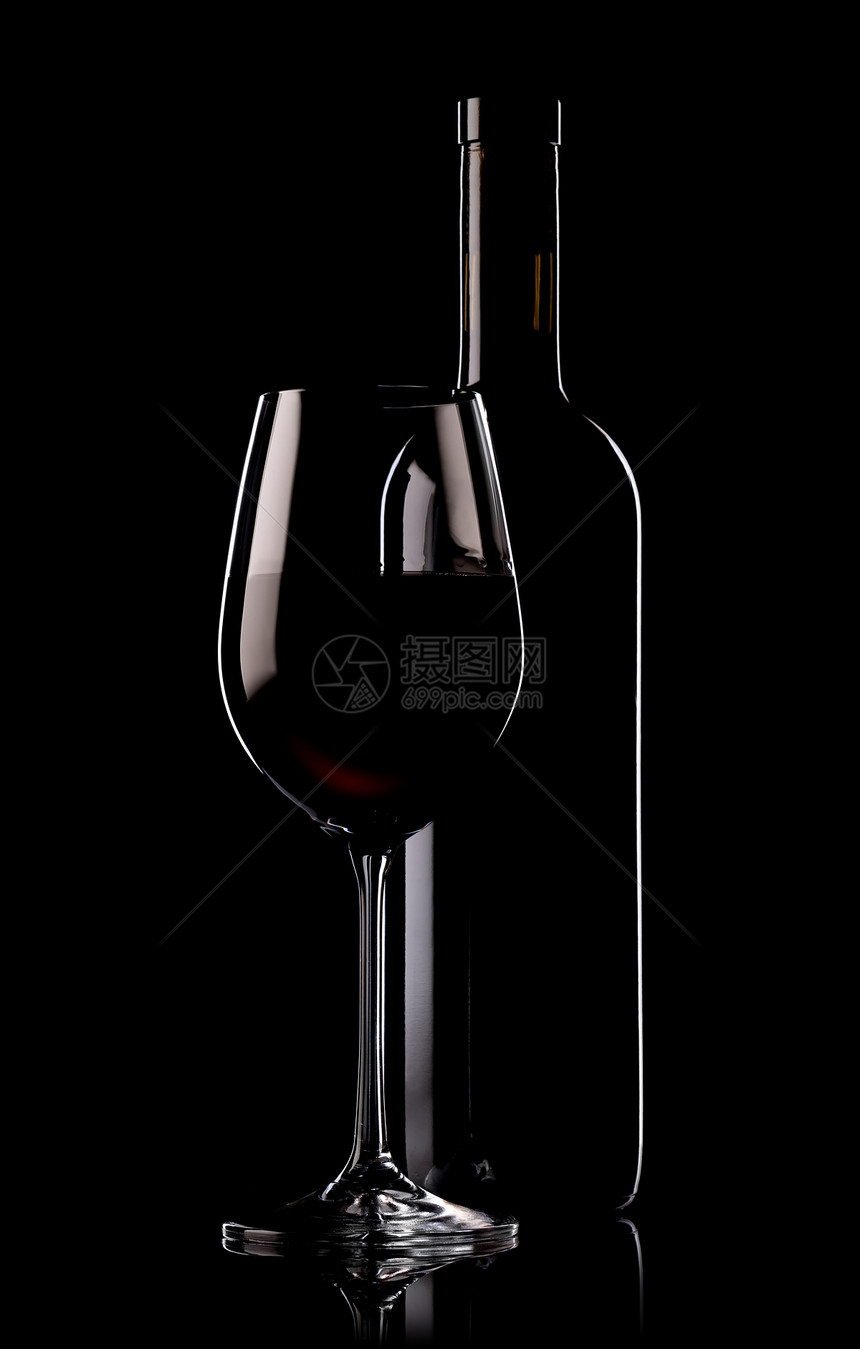 黑色背景的杯子和酒瓶红图片