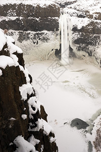 在帕卢斯瀑布的寒冬冷中水仍然流淌着图片