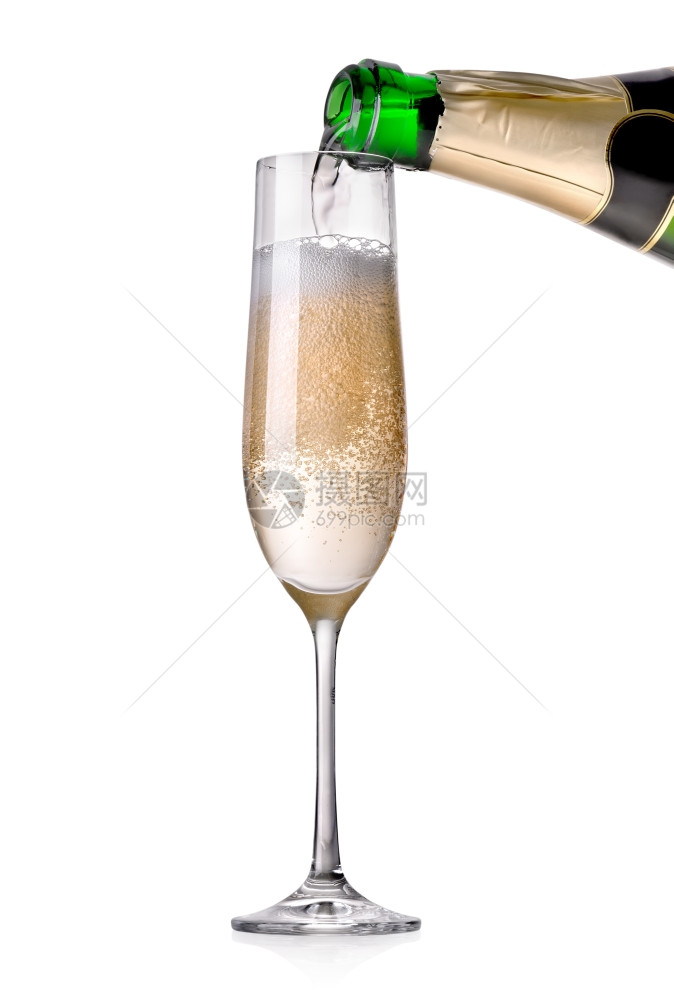 香槟倒在一片玻璃杯中孤立在白色的上图片