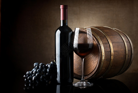一瓶红酒葡萄和木桶高清图片