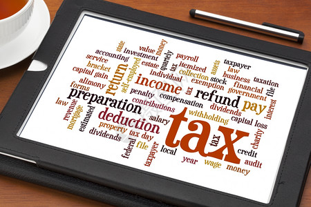 与税收准备支付收入退款有关的云字放在数平板电脑上加一杯茶图片
