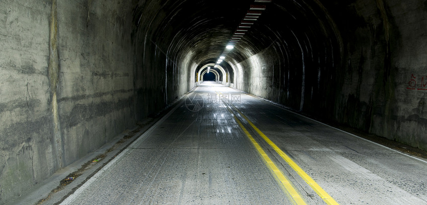 孤独的公路隧道2号图片