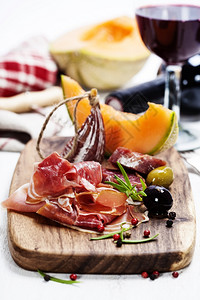 意大利菜安提帕托普罗西乌瓜沙拉米橄榄和葡萄酒背景