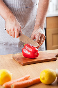 厨师在房切辣椒图片