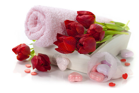 肥皂海报浴和SPA情人节主题用毛巾浴皂和郁金香背景