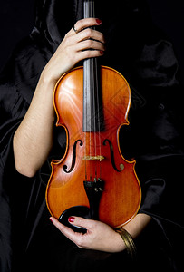 手被打动时持有的重要Violin音乐器图片