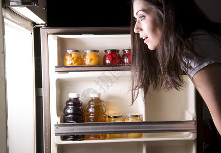 一个女人深夜冰箱背景图片