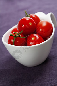 白碗中的新鲜西红柿图片