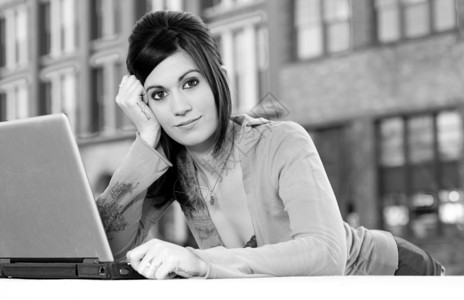 市郊外城妇女网络工程计算机笔记本电脑背景图片