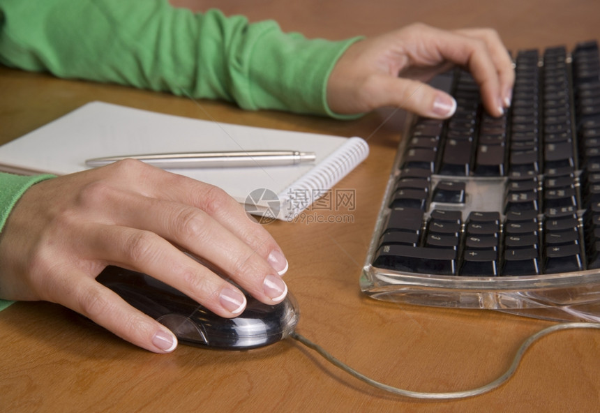 计算机手触摸鼠标和键盘图片