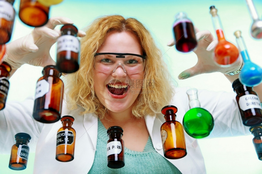 具有化学玻璃器械测试瓶的疯狂化学女或生实验室助理科学研究员实验研究进展中绿色背景图片