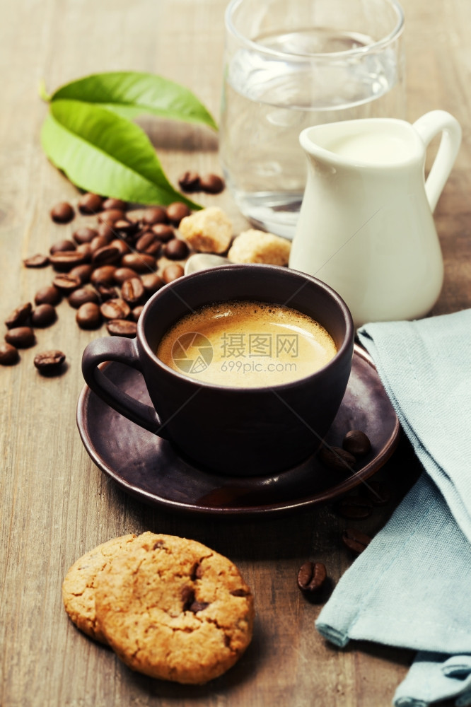 木制背景咖啡牛奶和饼干图片