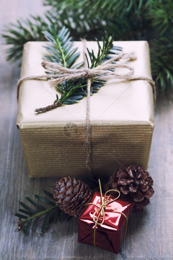 圣诞礼物和木背景的装饰图片