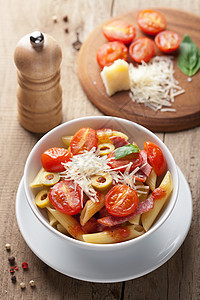 加番茄和腊肠的意大利面图片