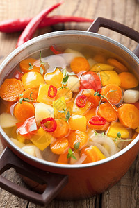 红锅蔬菜汤图片